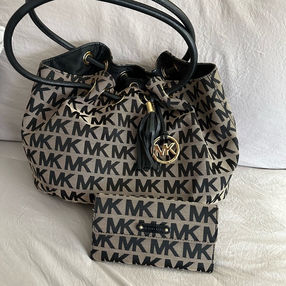 Michael Kors Signature Ring Bag -Black - Picture 3 of 8